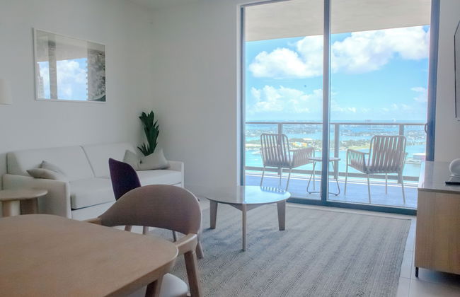 Luxurious Downtown Escape - Photo 25