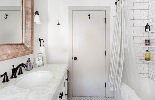 Go Skiing or Hiking from an Enchanting, Light-Filled Home - Foto 8