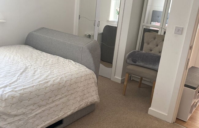 Captivating 1-bed Apartment in Barking - Photo 8