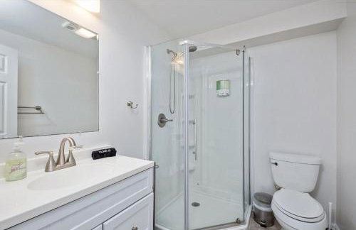 Family and Pet Friendly Retreat with Sauna, Firepit, Pond Views Near Route 151 Wineries - Foto 26