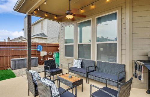 5-Bed 2-Bath with Pool & Backyard Retreat - Foto 34