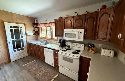 Charming Montana Bungalow with Madison River Views, Steps from Main Street in Ennis, MT - Foto 10