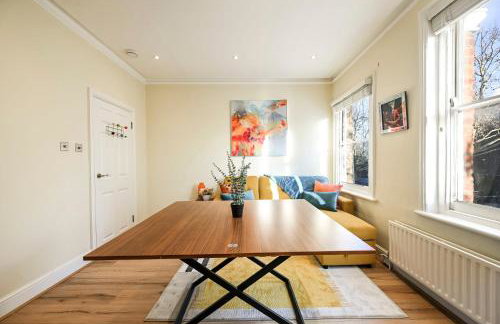 Modern 2BR Apartment for Contractors, Balcony & Fast Wi-Fi, W6 - Foto 28