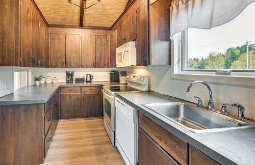 Newcomb Retreat with Mountain Views and Fire Pit! - Foto 7