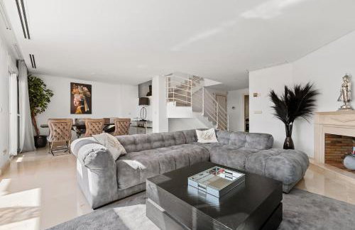 Luxury seaview apartment in Marbella located in a secure gated community with swimming pool and large terrace Perfect for families visiting Marbella and Puerto Banús - Foto 9
