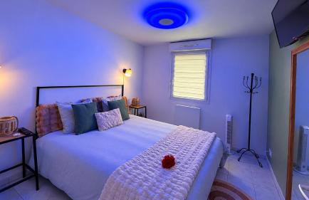 Suite Eden Spa, Appart-hôtel 3 étoiles 40m2 aux portes de Lens, Spa privé illimité, Écran géant, Box Orange, Netflix et Sport, Patio couvert barbecue, Parking gratuit en résidence privée calme, Chambre séparée, Cuisine équipée, Lit Queen Size, Wi-Fi fibre - Foto 8