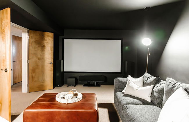 Private Luxury Oasis w Pool HT Parking - Photo 21