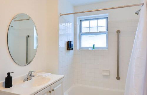 Walk to Downtown and Beach Ocean Grove Apartment! - Foto 10