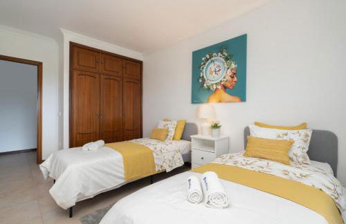 Sunny Cozy Flat w/ Terrace - São João - Foto 9