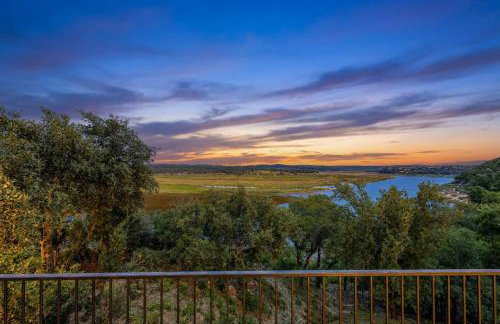 Spacious Lakefront Hideaway with Decks, Grill, Billiards, Tennis & Pool - Foto 2