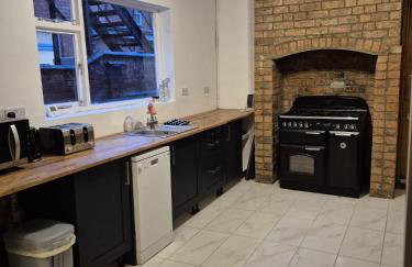 Beautiful 5-Bedroom home with Free Parking - Foto 9