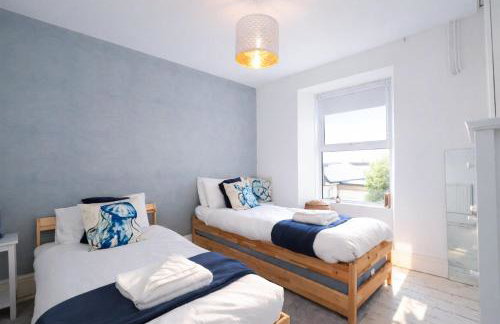 Palm Haven House - Luxury family-friendly Newquay surf house near Porth Beach perfect for walking, pets, exploring - Photo 5