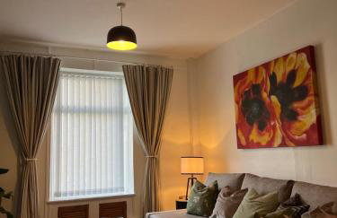 3BDR Town House in the Heart of Holyhead - Free Onsite Parking - Foto 11