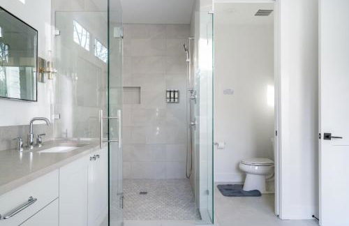 Elegant 3-Story House with Private Backyard in WA - Photo 14