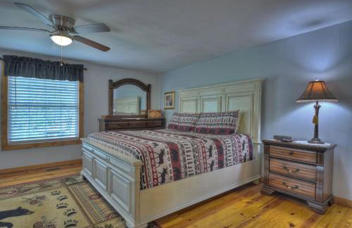 Bear Naked Hideaway - Relax in the hot tub with sounds from the nearby creek - Foto 19