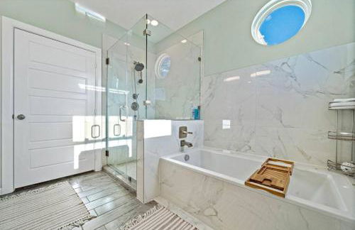 Picturesque beach house with plenty of room and amazing decks, close to beach - Foto 26