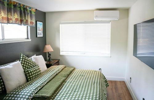 Sierra Cabin w NEW Hot Tub Walk to Town - Photo 34