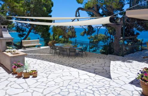 Avra Private Suites - Photo 23