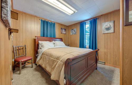 Explore the Poconos! Cozy Creekside Cabin with Patio - Foto 16