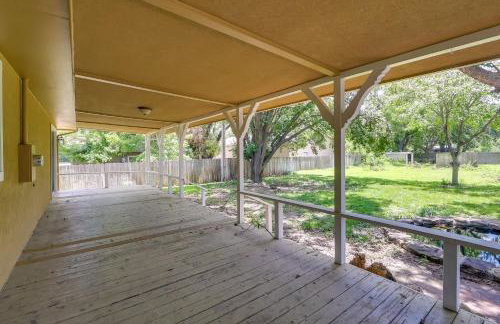 Group Getaway with Private Yard in Wichita! - Foto 3