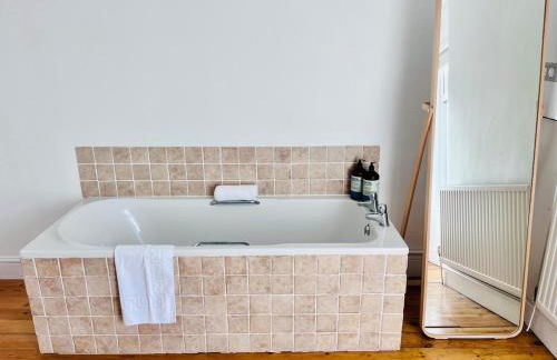 Charming End of Terrace Home with Garden - Foto 25