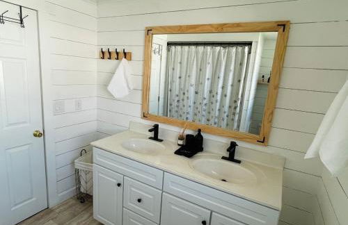 Charming Cottage with Fenced Backyard Pet Friendly - Foto 24