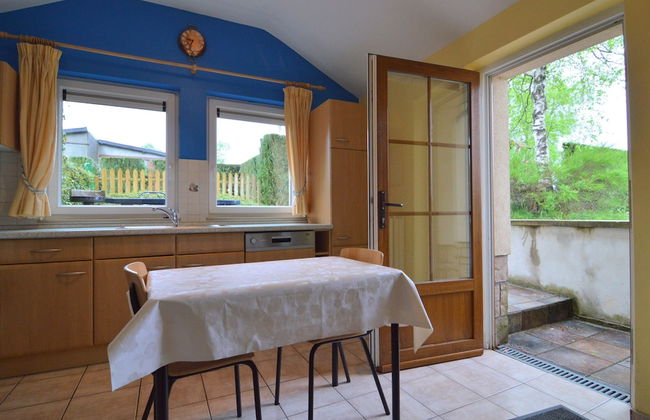 Combine City & Countryside in Well Kept House With Many Games, Next to a Farm - Foto 11