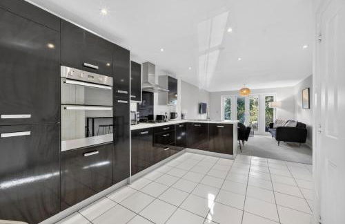 Spacious 4BR Newport Home - Ideal for Families & Groups - Foto 12