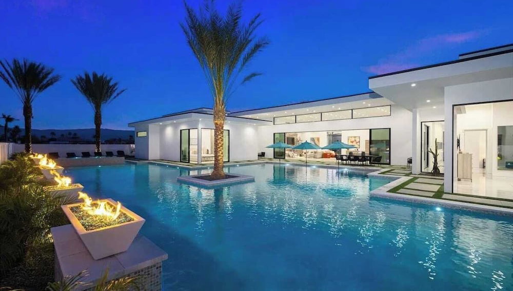 Pool, Hot Tub & Putting Green Minutes From Dining & Golf Bravo Villa #13 by Avantstay - Foto 1, Interior
