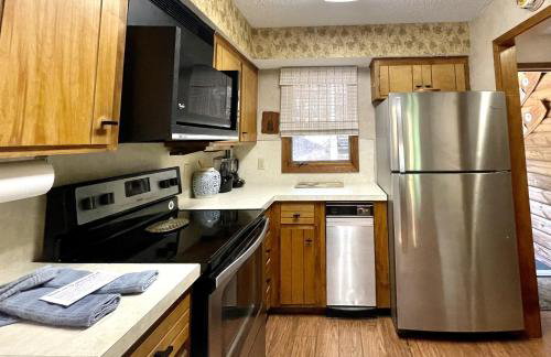 Forest view, log-sided two bedroom, two bath condo on Lake Ouachita, condo - Foto 20