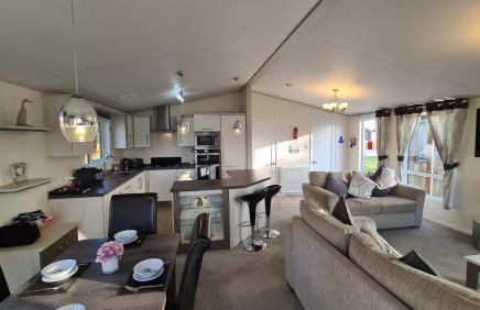Tattershall Lakeside Lodge Indulgent wheelchair accessible 8 berth with Hot Tub - Foto 9