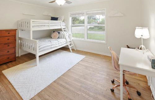 Adorable Southside ATM Cottage with Bikes, Pets OK - Photo 9