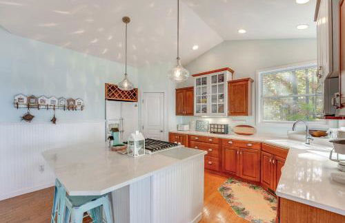 Cottage with Private Beach and Fire Pit in Manistee! - Foto 9