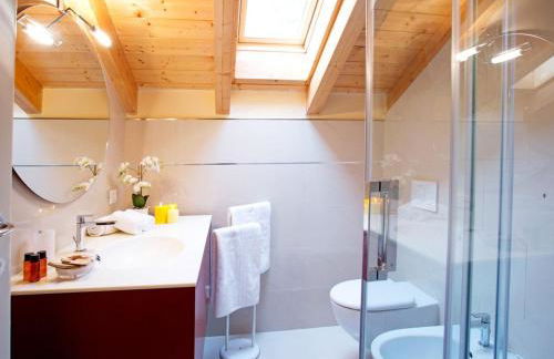 State of the art home suite with 180 degree panoramic lake view, pool and spa sleeping up to 10 guests by Italian Apartments - Foto 33