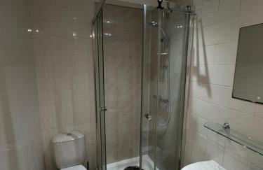 The Vogue Stay, 3 Bedrooms, 2 bathrooms, Ideal for JR & Oxford Hospitals, FREE CarPark, Conveniently located for Ring Road access, 2 miles from Oxford City Centre easy car & bus route - Foto 44