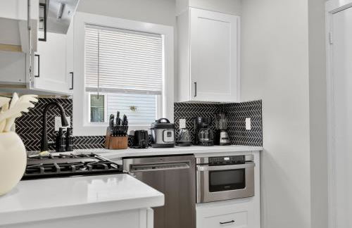 LUX Retreat Home with Yard - Foto 37