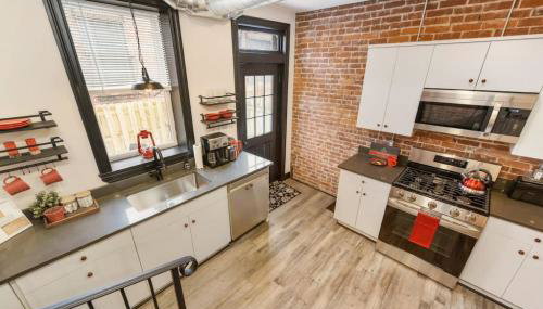 HostWise Stays - Prime Location in Lawrenceville, Exposed Brick 2BR Home - Foto 4