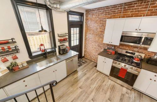 HostWise Stays - Prime Location in Lawrenceville, Exposed Brick 2BR Home - Foto 4