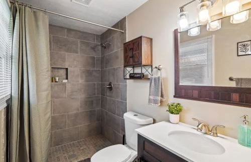 Vermilion Retreat with Game Room, Hot Tub and Across from Community Pool - Foto 23