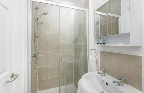 NEW! Stylish 5-Bed Apartment in Stockton-on-tees by Stay With Us, Perfect for Contractors & Large Groups, FREE Parking! - Foto 60