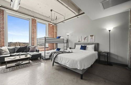 Stunning Downtown Apartment with Pool, Laundry, Parking - Foto 27