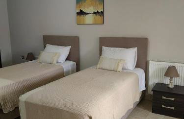 Spacious 2 bedroom apartment close to Lindos - sleeps 6 full air conditioning - Foto 2