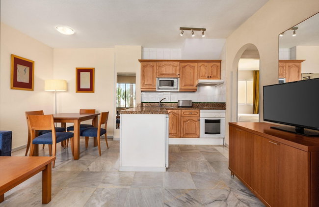 Ramada Hotel & Suites by Wyndham Costa del Sol - Foto 111