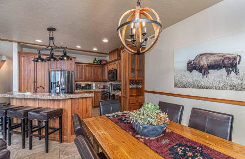 HotTub-Elkpoint-True Ski In Ski Out Family &Pet Friendly - Photo 8
