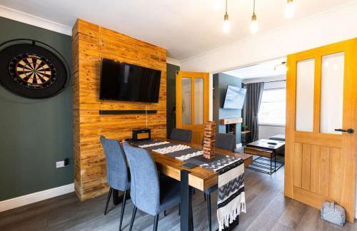 Steel Town Lodge - Contractor & Family Stay with Dart Board - Foto 12