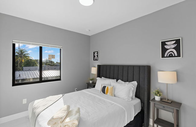 Modern 4-BR House with Free Parking - Photo 6