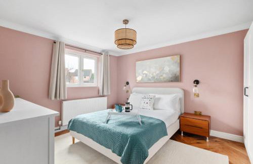 Marlow - Three Bedroom House - Parking - Photo 15