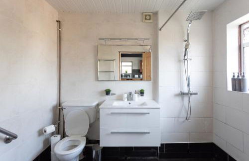 Newly Refurbed Home With Football Table Near M5 Junction 2 - Foto 29