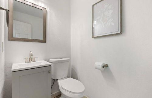 New Luxury Getaway - Two King Beds, Heated Pool, Outdoor Grill & 1Gbps Wifi - Photo 22