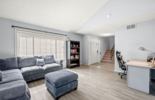 Spacious Family Retreat w Garden Modern Comfort - Photo 28